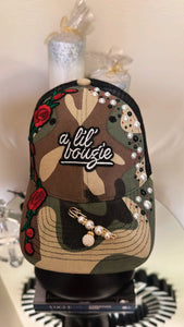 CAMO BOUGIE ROSES TRUCKER HAT